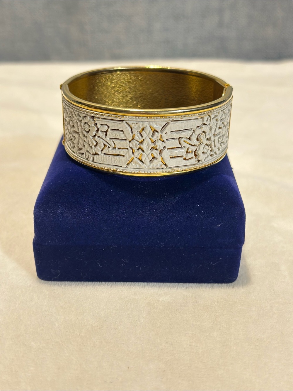 Bracelet Gold Tone Hing Bracelet White Textured Filigree Geometric Design 2.5Dx1